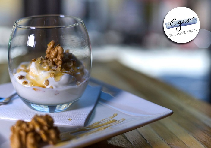 El yogurt griego es una de los postres que puedes encontrar en la Suvlakeria Egeo